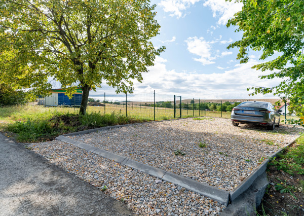 BÝVANIE INAK I DOM NA 923 M² POZEMKU I CHRASTNÉ