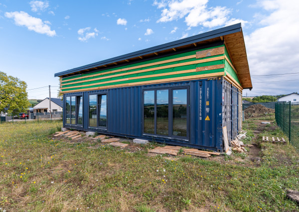 BÝVANIE INAK I DOM NA 923 M² POZEMKU I CHRASTNÉ