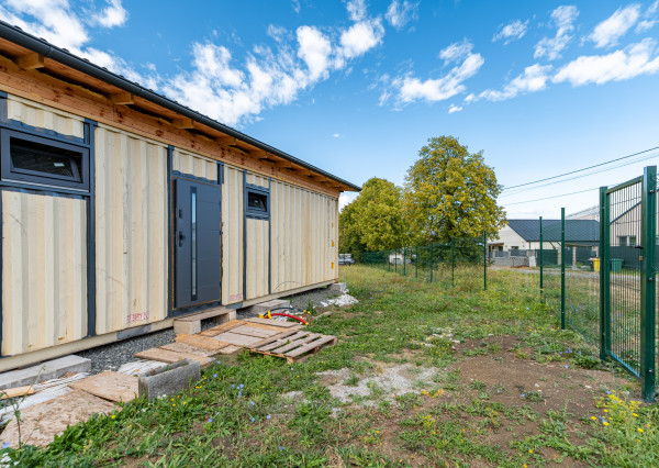 BÝVANIE INAK I DOM NA 923 M² POZEMKU I CHRASTNÉ